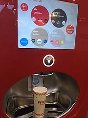 Der Getränkeautomat bei Five Guys  spendet 250 Kombinationen von Solft-Drinks (©Foto:Martin Schmitz)